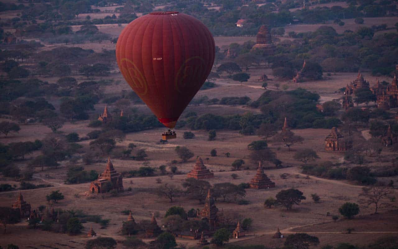 balloons-over-bagan-pagodas balloons-over-bagan-pagodas