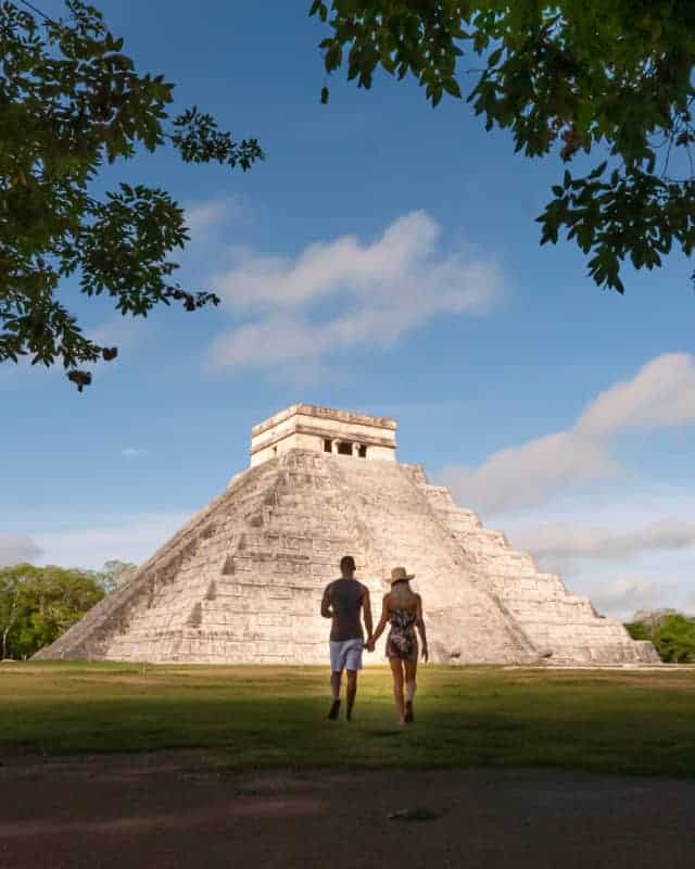chichen-itza-mexico-valladolid-couple