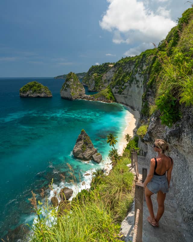 diamond-beach-nusa-penida-stairs diamond-beach-nusa-penida-stairs