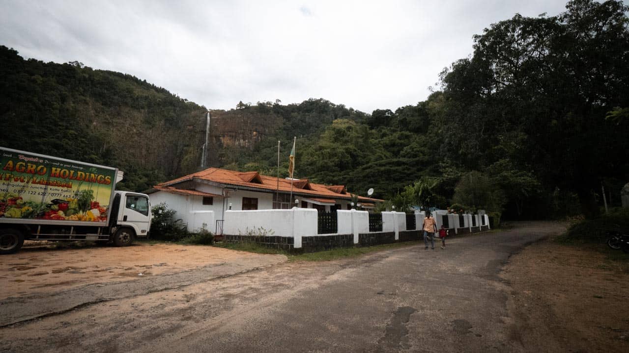 Diyaluma-falls-sri-lanka-road