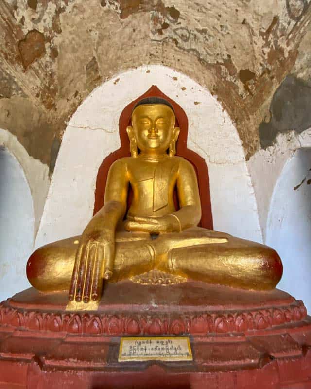 golden-buddha-statue-pagodas-bagan-myanmar golden-buddha-statue-pagodas-bagan-myanmar