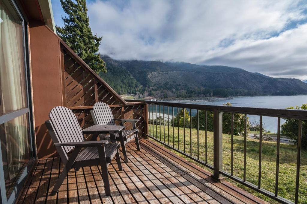 hawea-hotel-balcony hawea-hotel-balcony