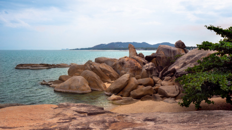 Hin Ta Hin Yai rocks