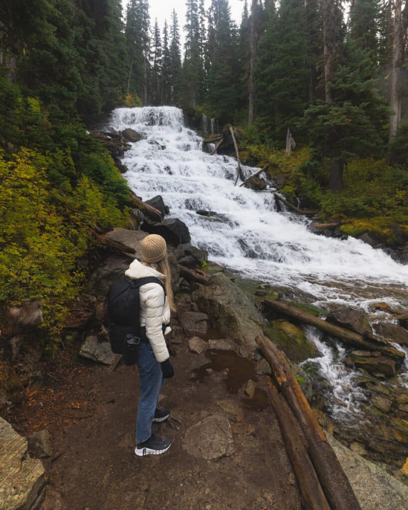holloway-falls-hiker