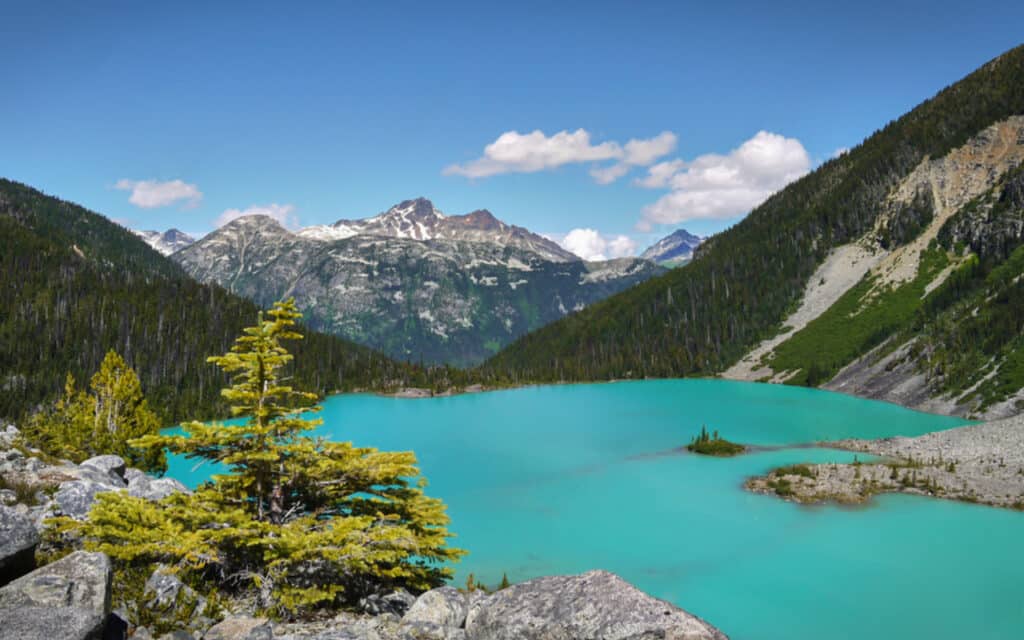 joffre-lakes-hike-upper-lake