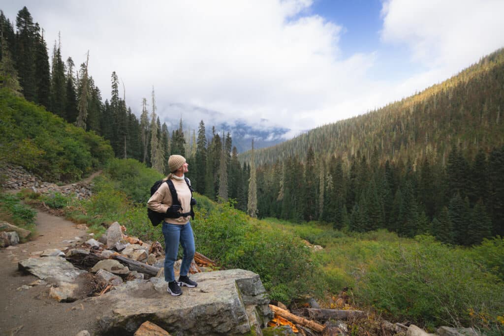 Joffre-lakes-valley-hiker