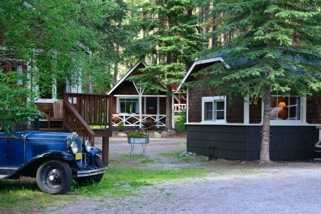 Johnston Canyon Lodge & Bungalows