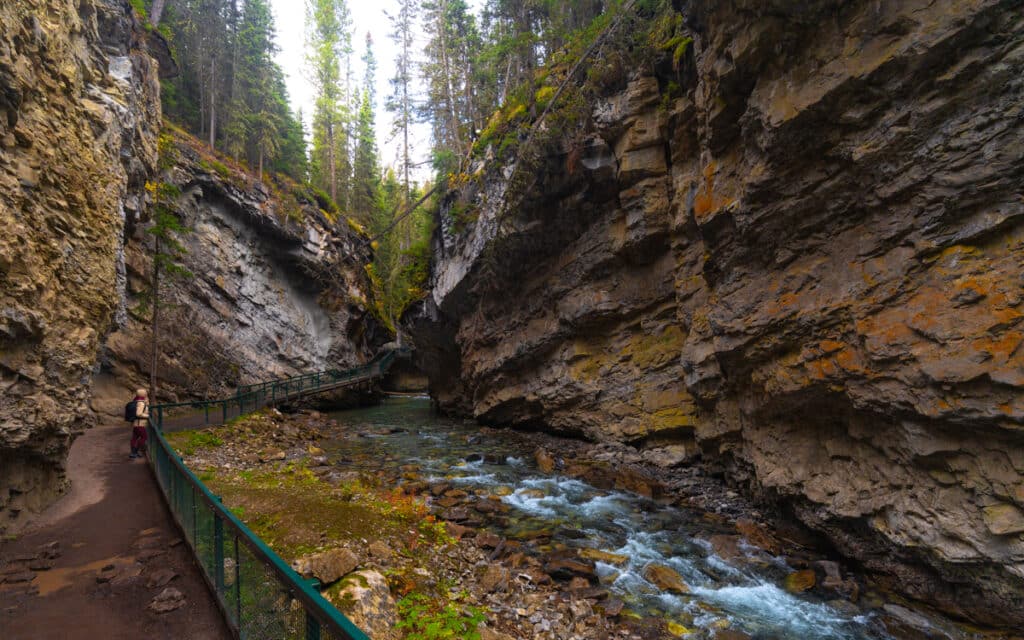Johnston-canyon-walk-cliffs