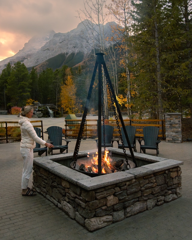 kananaskis-mountain-lodge-bonfire