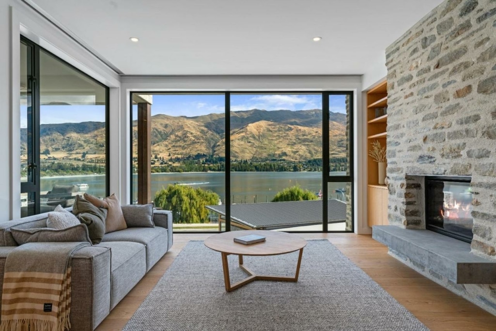 Lakeside Luxury 2 Bedroom Apartment