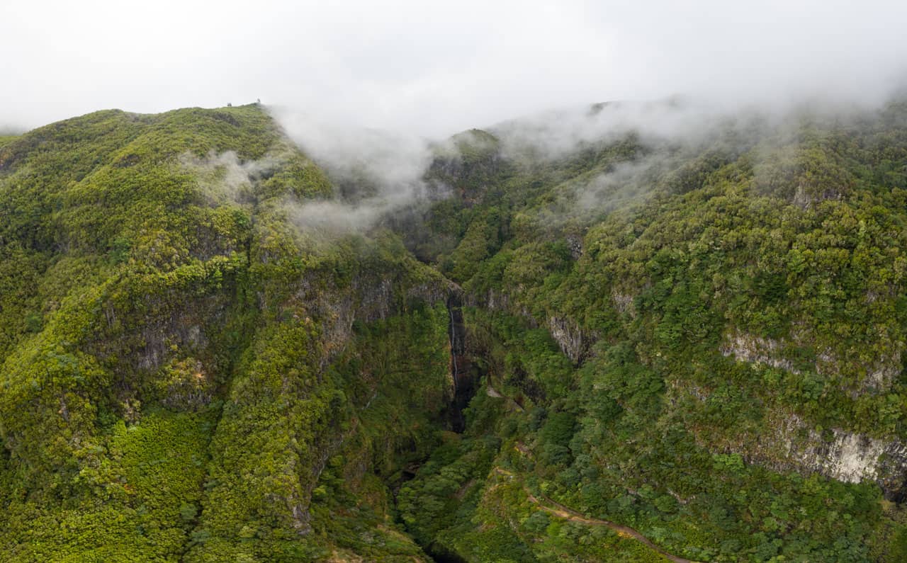 levada-do-alecrim-waterfall-valley-drone levada-do-alecrim-waterfall-valley-drone