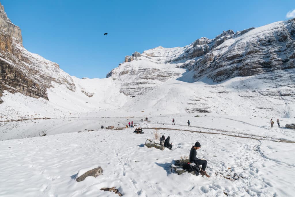 Minnestimma-Lake-hikers-having-break