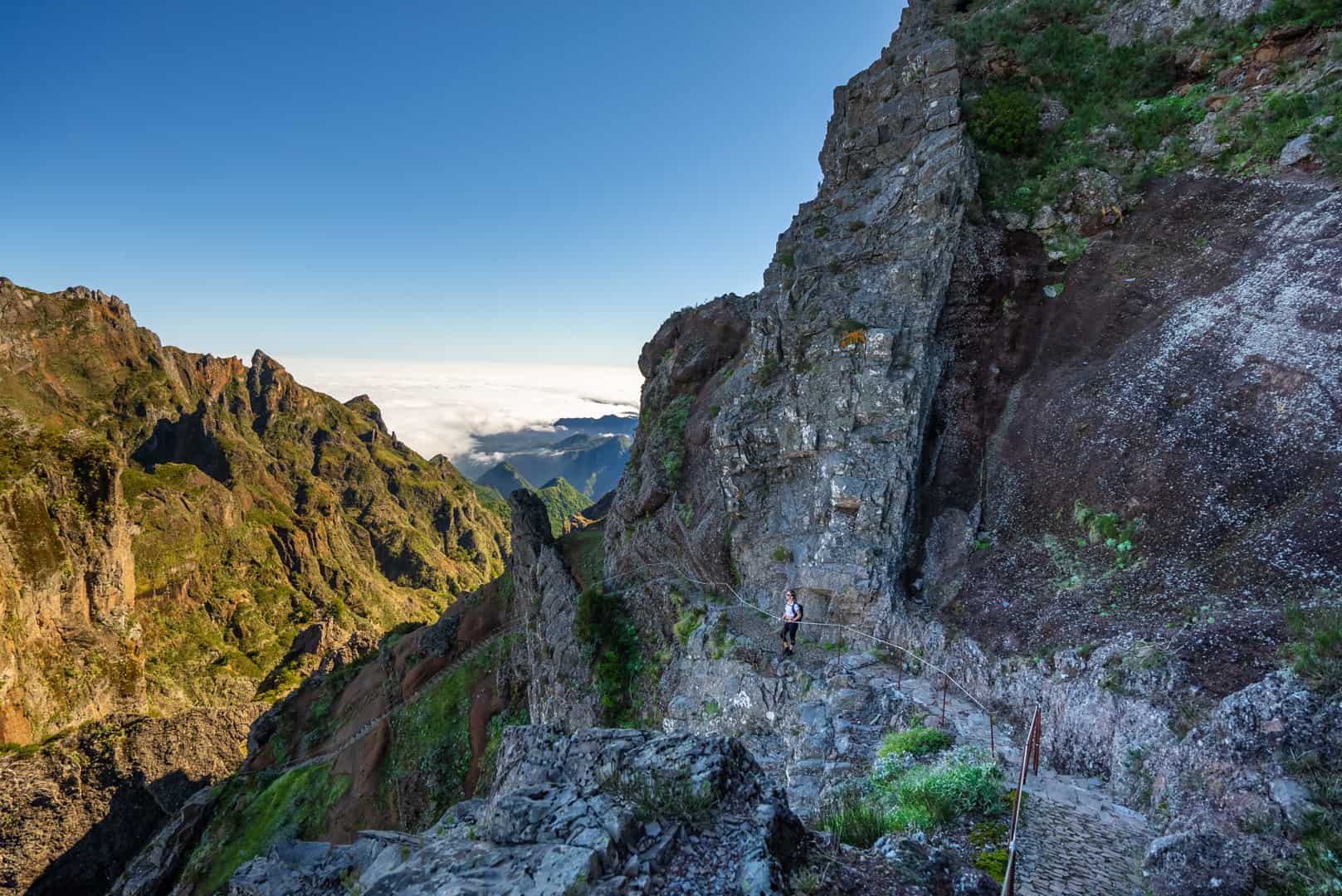 pico-arieiro-pico-ruivo-hike-mountains-ocean-view pico-arieiro-pico-ruivo-hike-mountains-ocean-view