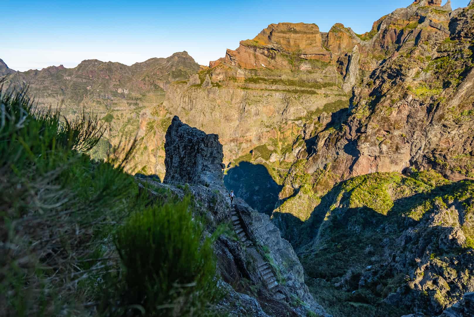 pico-arieiro-pico-ruivo-hike-mountains pico-arieiro-pico-ruivo-hike-mountains