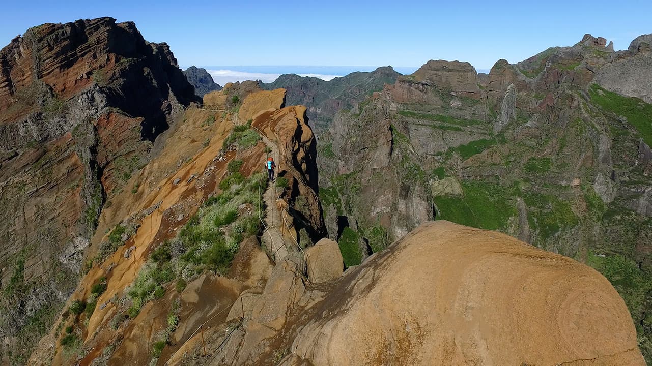 pico-do-arieiro-path-drone pico-do-arieiro-path-drone