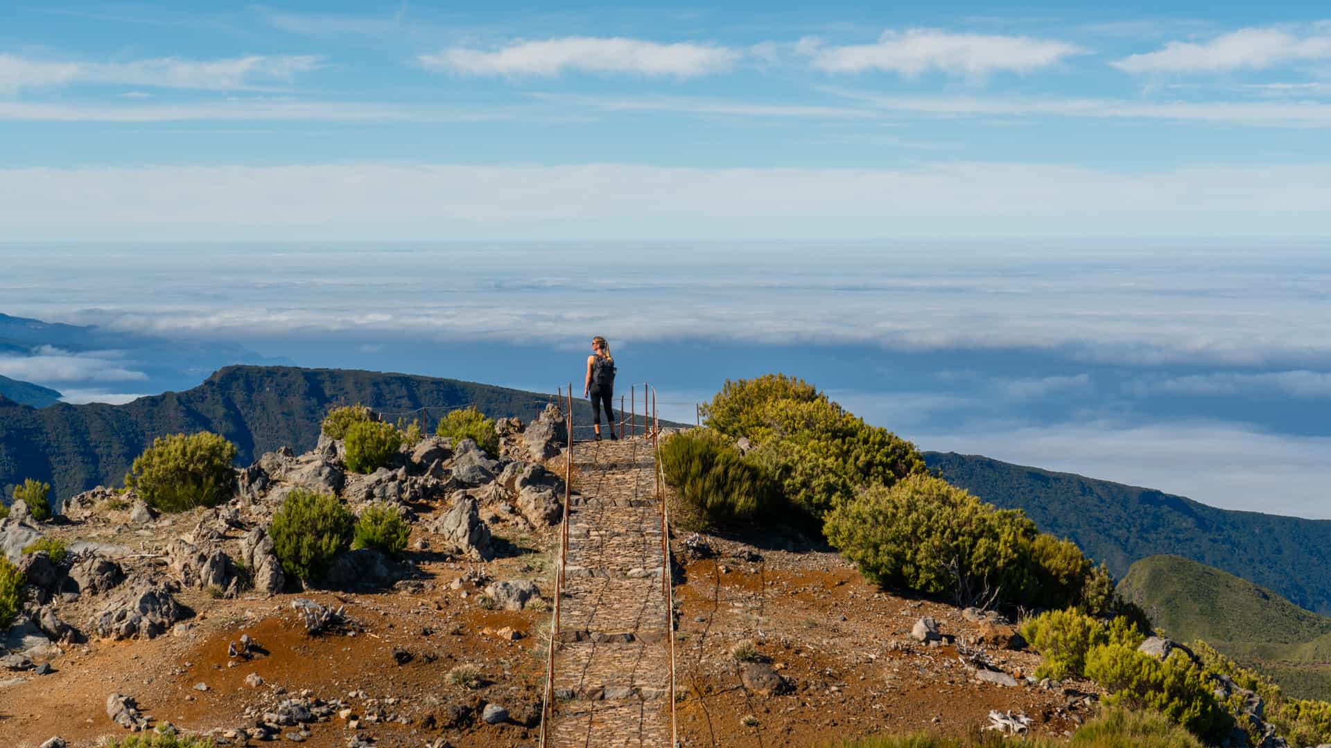 pico-ruivo-summit-ocean pico-ruivo-summit-ocean
