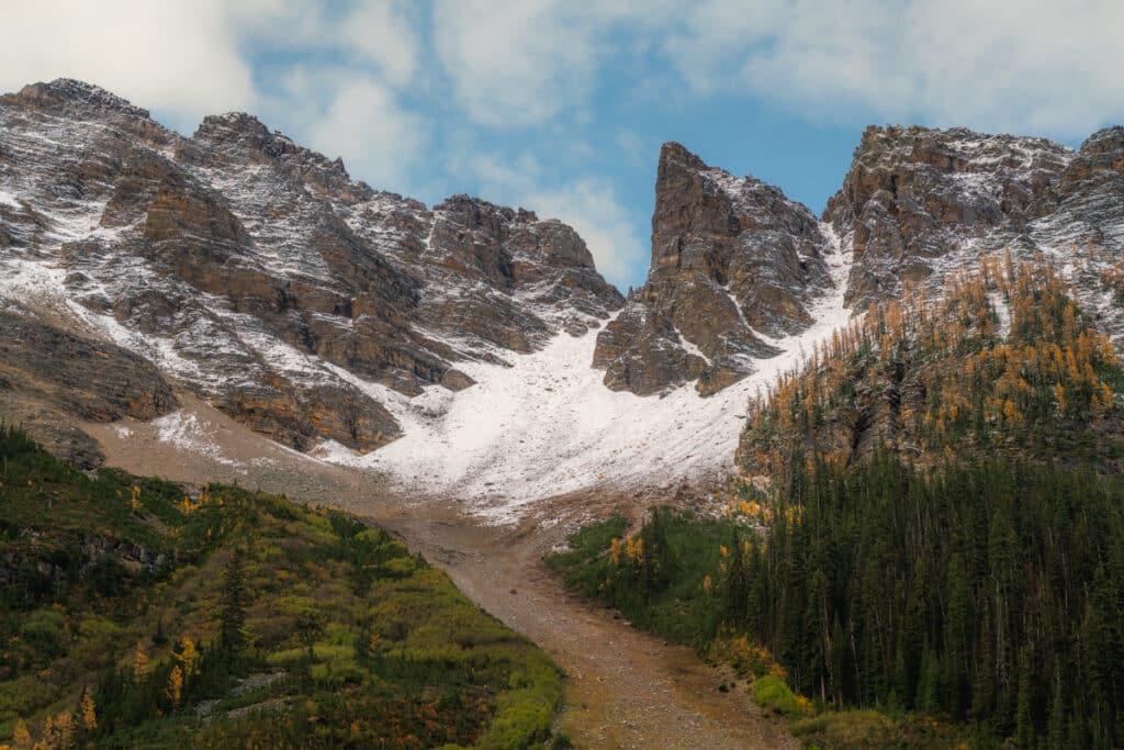 plain-of-the-six-glaciers-peaks