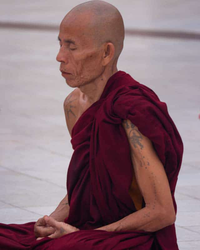 Shwedagon-Pagoda-yangon-monk