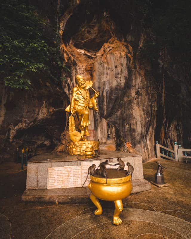 statue-monkeys statue-monkeys