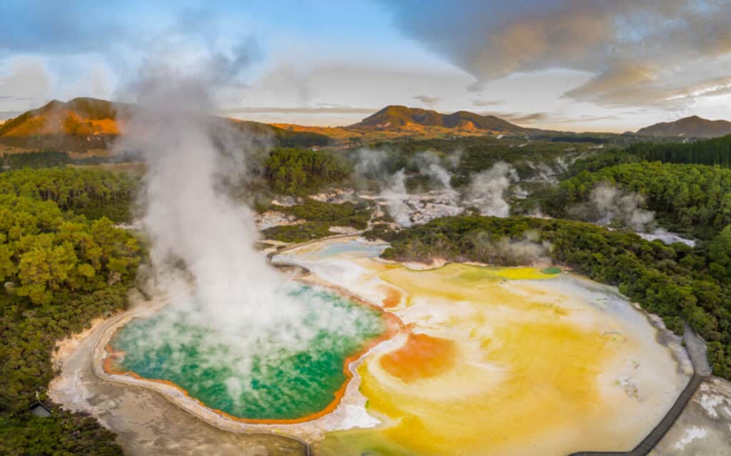 wai-o-tapu-helicopter-rotorua