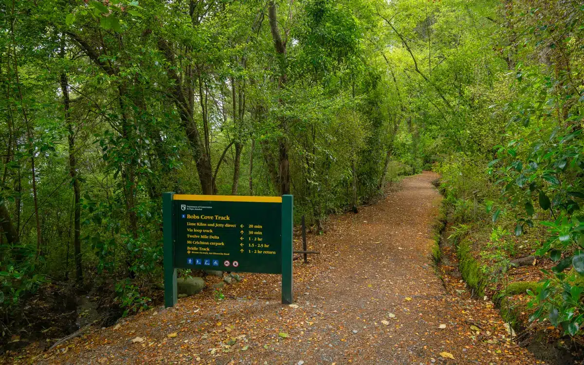bobs-cove-track-sign