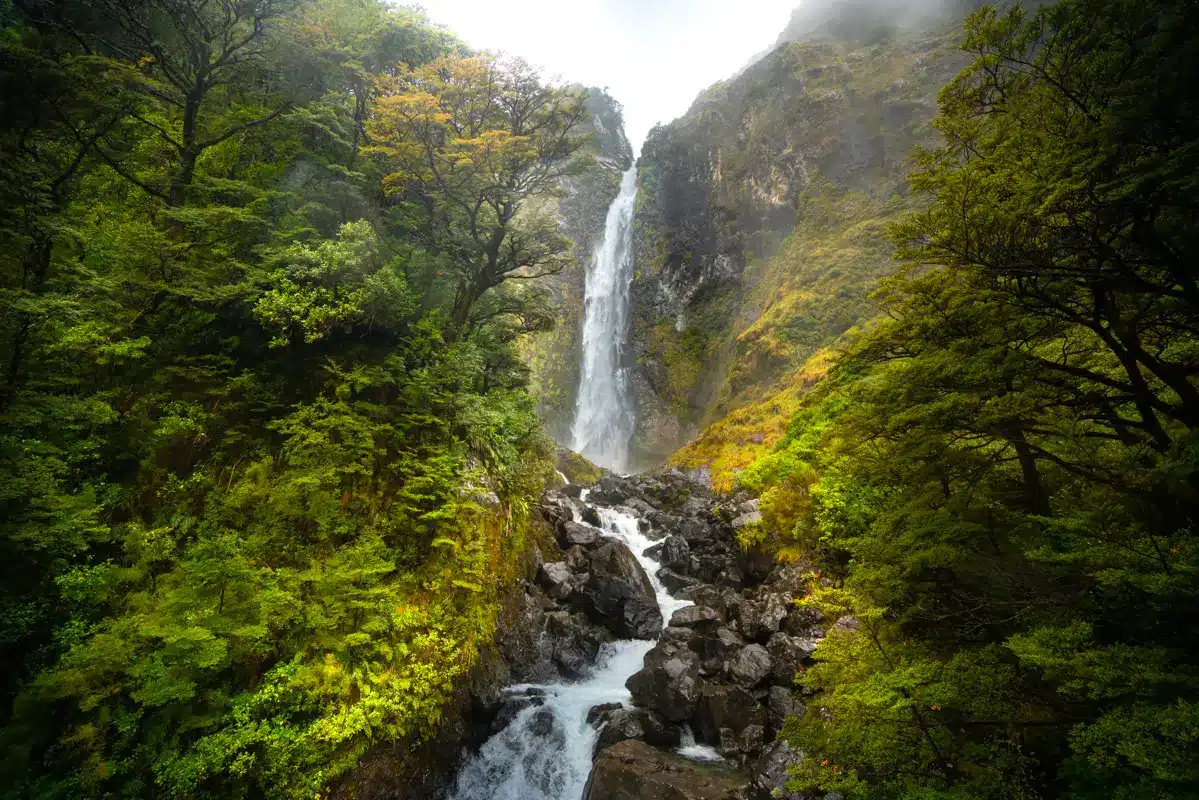 devils-punchbowl-waterfall-viewing-platform devils-punchbowl-waterfall-viewing-platform