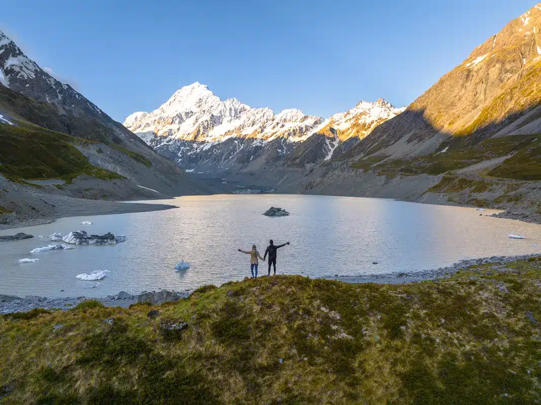 hooker-lake-mt-cook-view-couple
