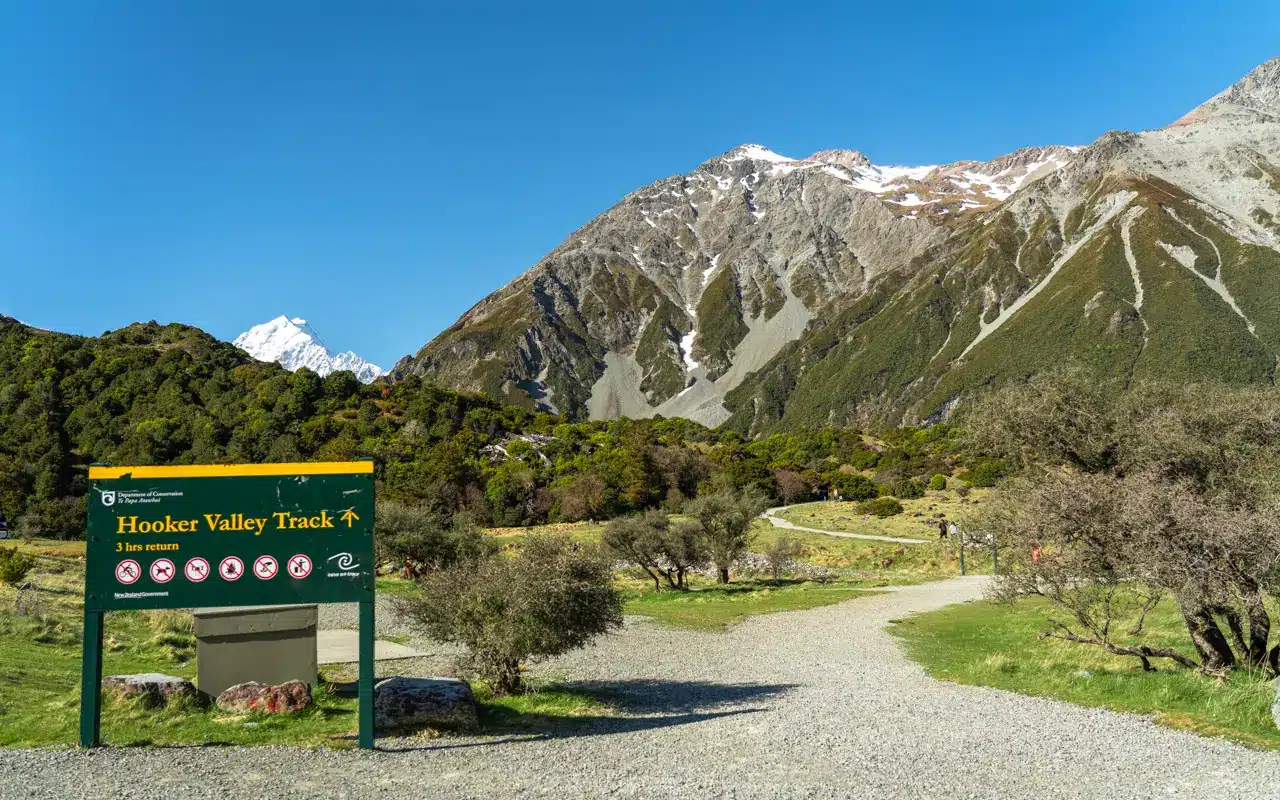 hooker-valley-track-trailhead-sign