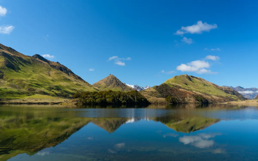 moke-lake-reflection
