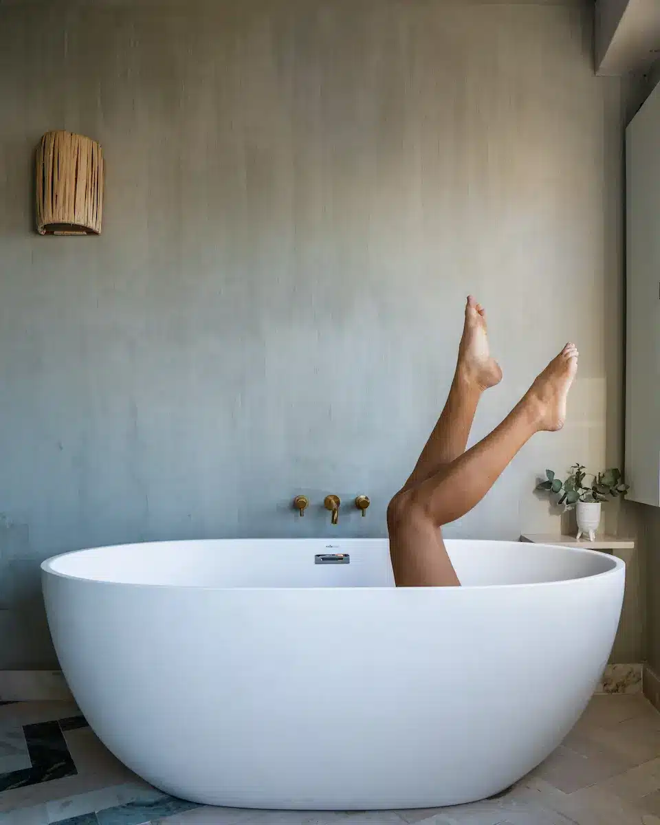 poses-for-photos-bathroom-legs poses-for-photos-bathroom-legs