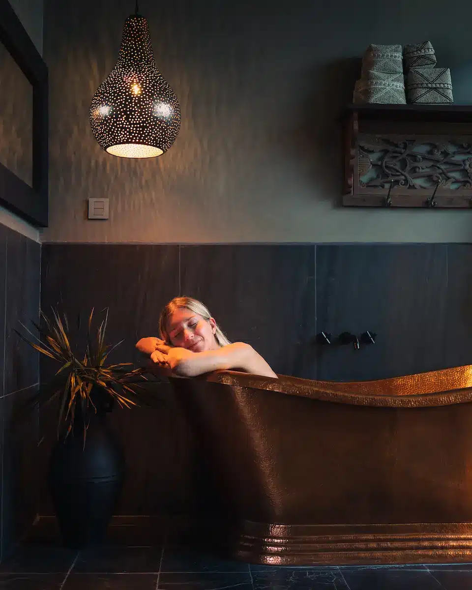 poses-for-photos-batroom-bathtub poses-for-photos-batroom-bathtub