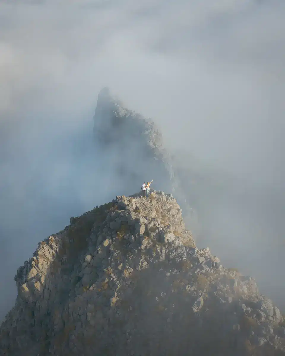 poses-for-photos-couple-above-clouds-freedom poses-for-photos-couple-above-clouds-freedom