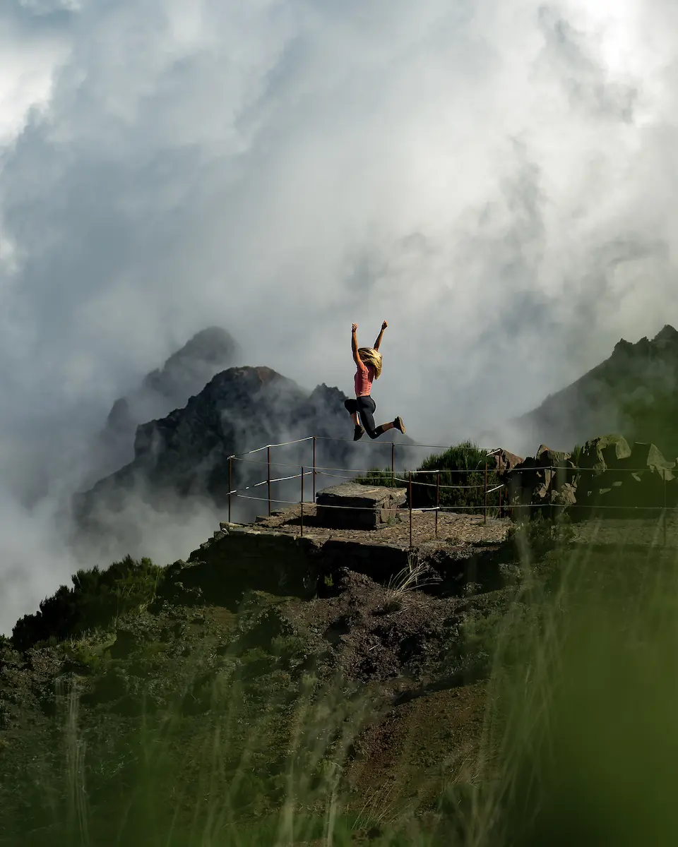 poses-for-photos-jump-in-air-ruivo poses-for-photos-jump-in-air-ruivo