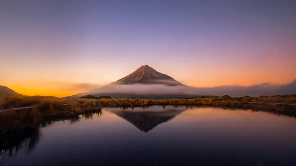 pouakai-tarns-sunrise-mount-taranaki