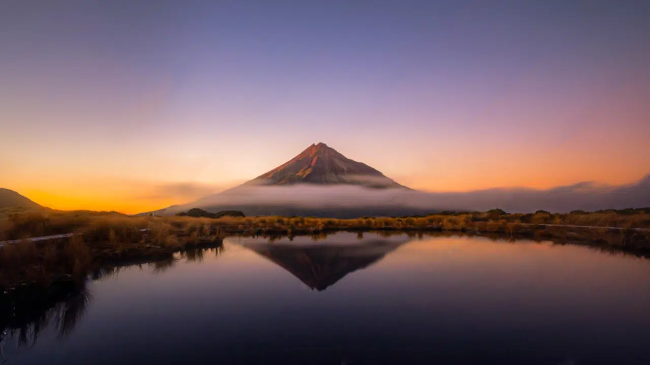 pouakai-tarns-sunrise-mount-taranaki pouakai-tarns-sunrise-mount-taranaki