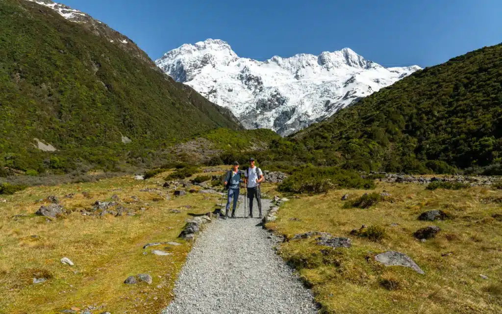 sealy-tarns-track-start-couple
